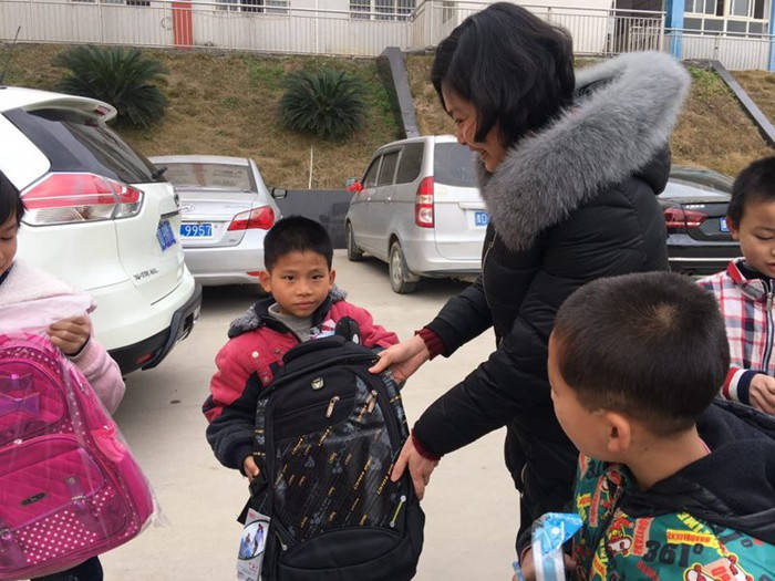 “獻愛(ài)心，送溫暖，做責任企業(yè)”九龍地礦走進(jìn)兒童福利院