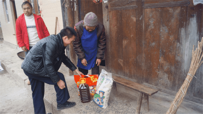 九龍地礦公司開(kāi)展2017年春節走訪(fǎng)慰問(wèn)活動(dòng)