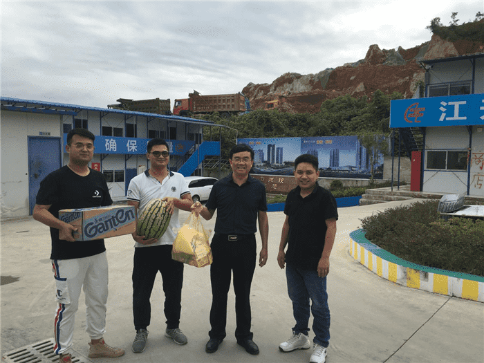 公司開(kāi)展“送清涼、送安全、送溫暖”慰問(wèn)活動(dòng)