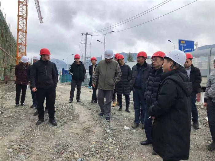 貴陽(yáng)銀行總行公司部副總經(jīng)理黃勇帶隊考察調研石阡泉都礦泉水項目建設情況