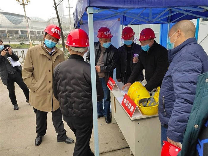 市城投集團疫情防控領(lǐng)導小組赴九龍公司頤年苑、城投·融璟都匯、城投·融尚國際調研