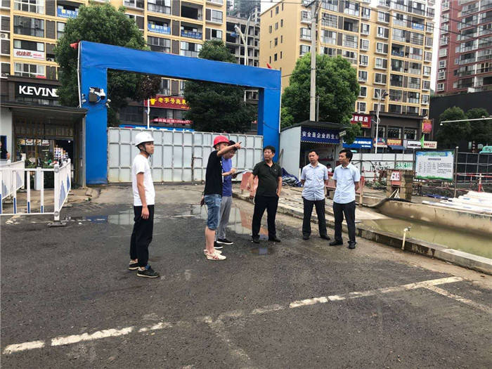 市城投集團公司黨委書(shū)記、董事長(cháng)蔡江 調研頤年苑開(kāi)發(fā)建設項目