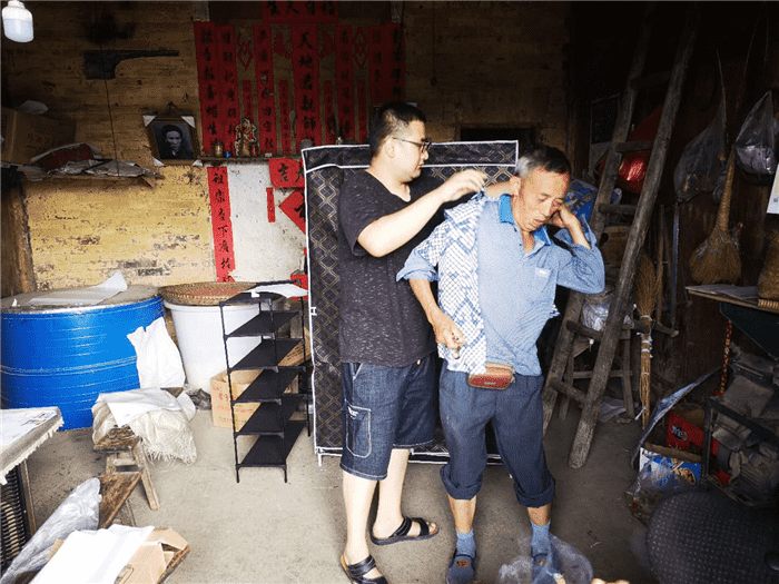 市城投集團公司駐村干部開(kāi)展走訪(fǎng)慰問(wèn) 貧困戶(hù)暖人心