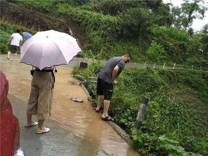 市城投集團公司駐村干部開(kāi)展走訪(fǎng)慰問(wèn) 貧困戶(hù)暖人心