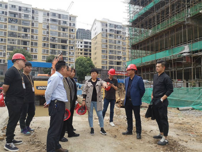 貴州省老教辦副主任、老年大學(xué)黨委副 書(shū)記、副校長(cháng)黃廣欽至頤年苑項目 檢查指導工作