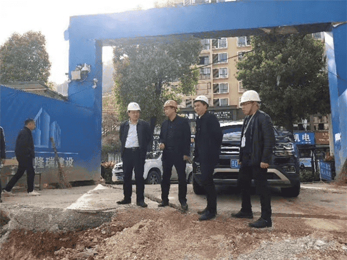 銅仁城投集團黨委副書(shū)記、總經(jīng)理何向東一行赴子公司在建項目指導工作