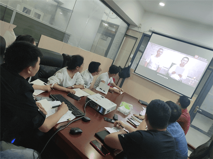 銅仁城投集團銅人房開(kāi)公司專(zhuān)題學(xué)習貫徹落實(shí)《貴州省公務(wù)活動(dòng)全面禁酒的規定》等文件精神