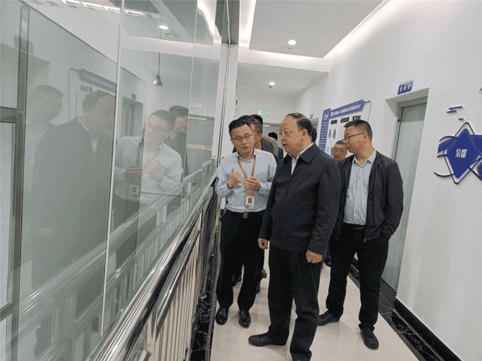 貴州省工業(yè)和信息化廳黨組成員、副廳長(cháng) 汪家強一行赴石阡泉都礦泉水公司調研