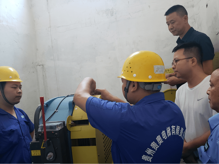 銅仁城投集團九龍地礦投資開(kāi)發(fā)有限公司開(kāi)展電梯應急救援演練活動(dòng)