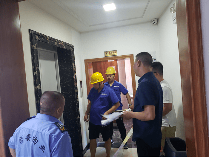 銅仁城投集團九龍地礦投資開(kāi)發(fā)有限公司開(kāi)展電梯應急救援演練活動(dòng)