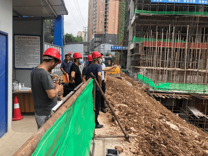 銅仁城投集團九龍地礦投資開(kāi)發(fā)有限公司開(kāi)展項目疫情防控、質(zhì)量安全專(zhuān)項檢查