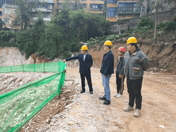 銅仁城交集團九龍地礦投資開(kāi)發(fā)公司領(lǐng)導赴銅仁市第二人民醫院項目檢查及用工進(jìn)行調研