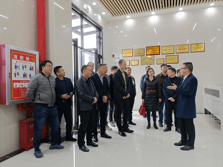 東莞市皮革鞋業(yè)協(xié)會(huì )尹積琪會(huì )長(cháng)一行蒞臨泉都礦泉水公司考察調研