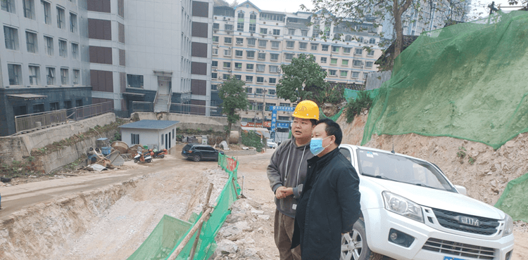 銅仁城交集團公司黨委書(shū)記、董事長(cháng)何向東赴銅仁市第二人民醫院項目開(kāi)展調研指導工作