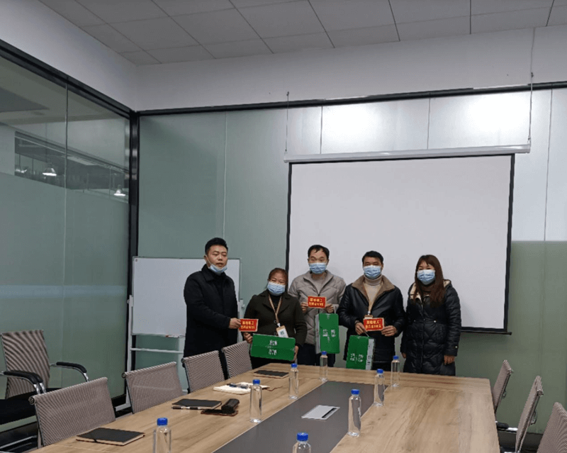 歲寒情深送關(guān)懷  節前慰問(wèn)暖人心——銅仁市城交集團黨委慰問(wèn)泉都公司困難職工