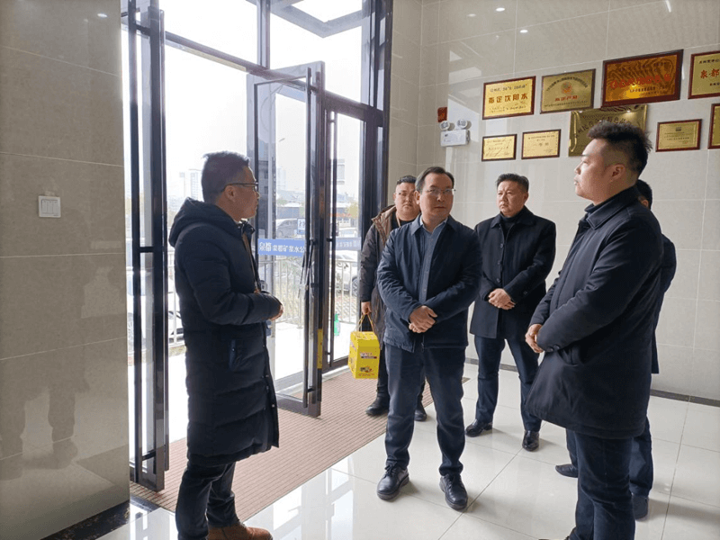 石阡縣人民政府縣長(cháng)曾奕輝到泉都礦泉水公司指導節后復工復產(chǎn)工作