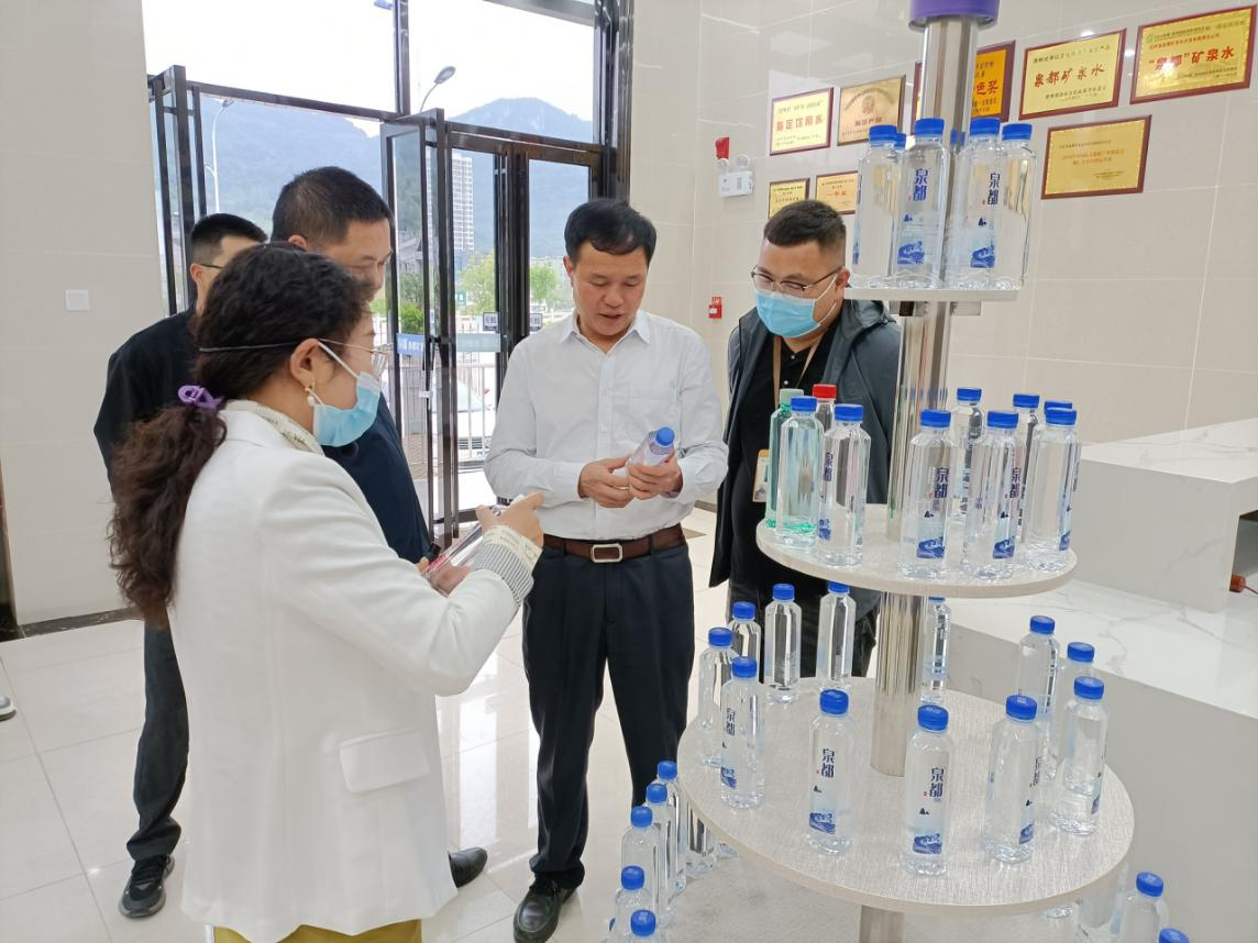 銅仁市工信局黨組成員、副局長(cháng)江旭赴石阡泉都礦泉水公司調研