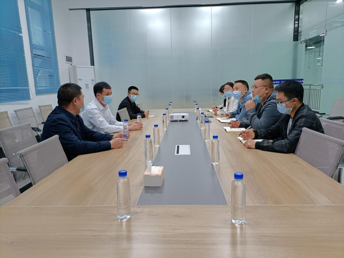 銅仁市工信局黨組成員、副局長(cháng)江旭赴石阡泉都礦泉水公司調研