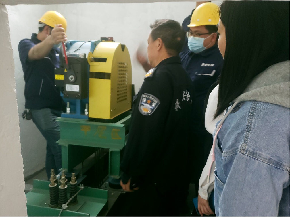 銅仁城交集團九龍地礦公司開(kāi)展電梯應急救援演練活動(dòng)