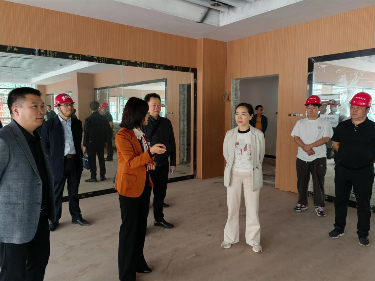 省老教辦副主任、貴州老年大學(xué)黨委委員、副校長(cháng)胡素月一行至銅仁市頤年苑開(kāi)發(fā)建設項目進(jìn)行調研指導