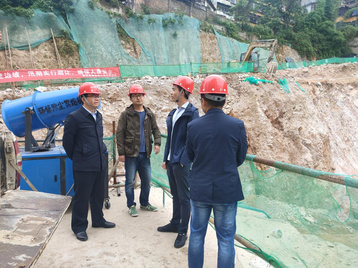 銅仁市城交集團九龍地礦公司檢查組赴銅仁市第二人民醫院項目進(jìn)行勞務(wù)用工實(shí)名制檢查