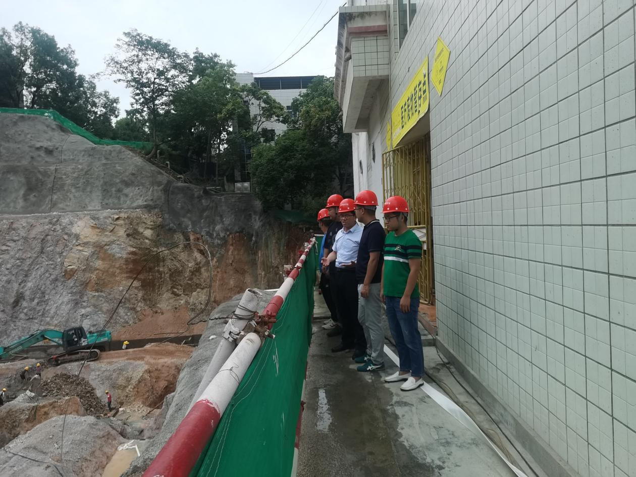 銅仁城交集團九龍地礦公司到項目一線(xiàn)開(kāi)展“關(guān)愛(ài) 職工·夏送清涼”慰問(wèn)活動(dòng)