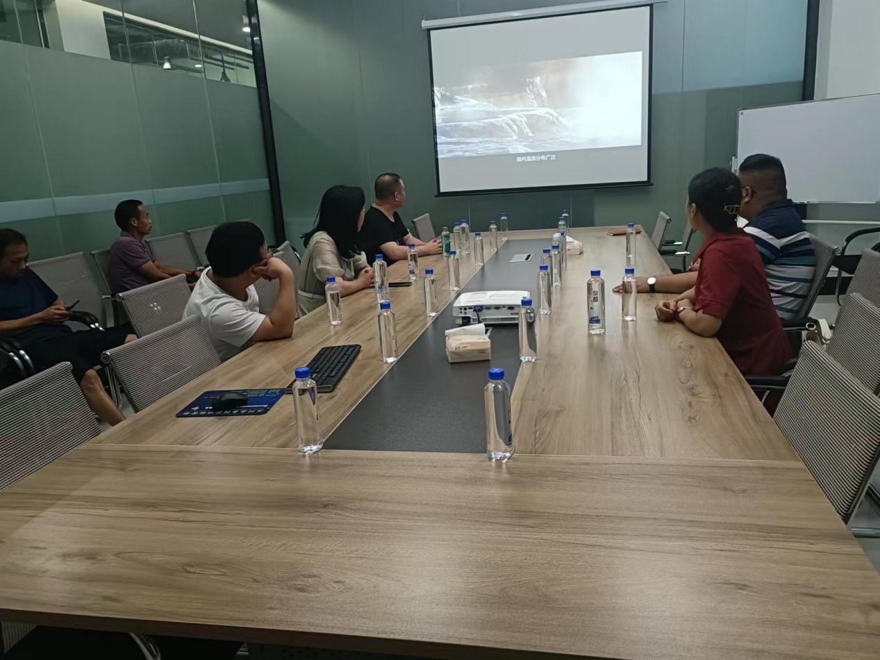 市商務(wù)局副局長(cháng)陳亞玲一行蒞臨泉都礦泉水公司考察調研