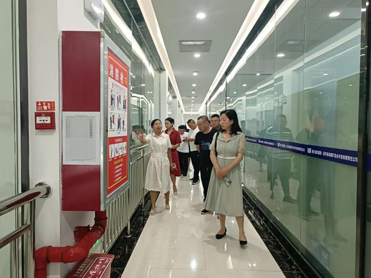 市商務(wù)局副局長(cháng)陳亞玲一行蒞臨泉都礦泉水公司考察調研