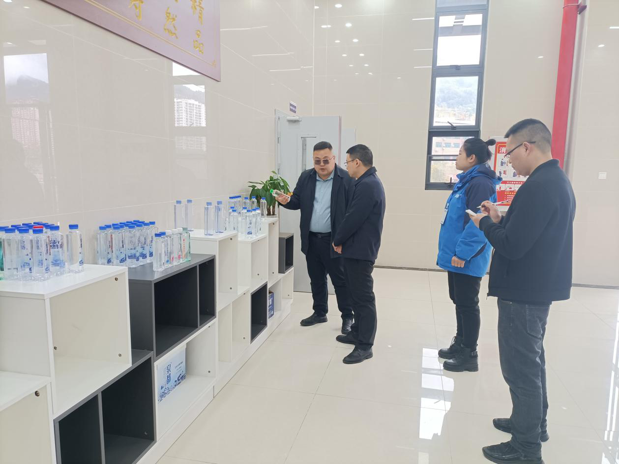 石阡縣委常委、副縣長(cháng)李浩泉到石阡泉都礦泉水公司調研