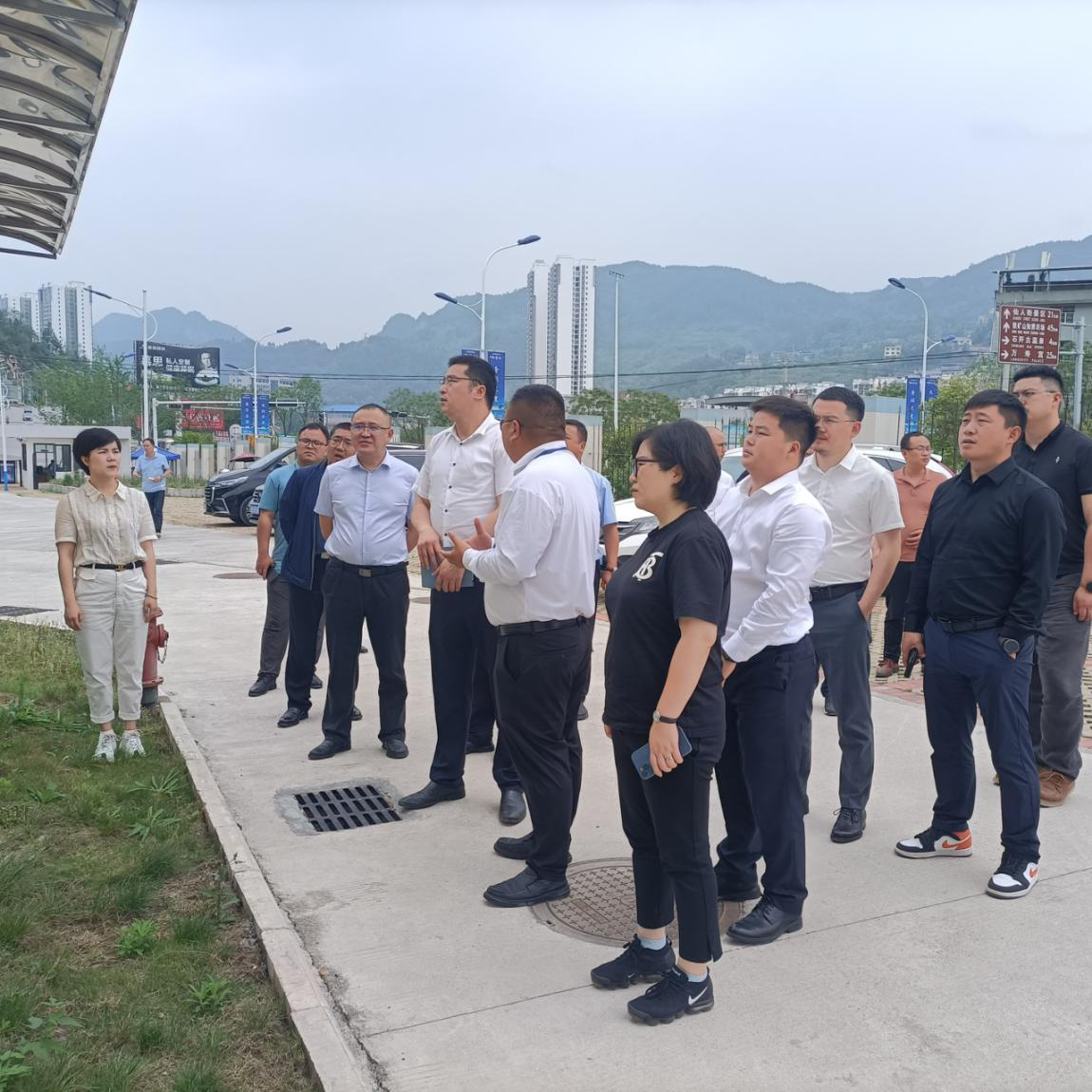 中控資本集團有限公司董事長(cháng)助理姚廣輝一行蒞臨石阡泉都礦泉水公司考察調研