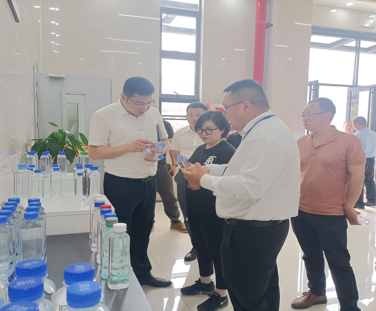 中控資本集團有限公司董事長(cháng)助理姚廣輝一行蒞臨石阡泉都礦泉水公司考察調研