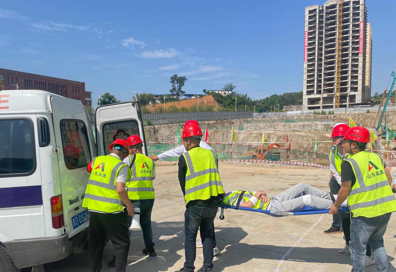 城投?融尚國際項目開(kāi)展高處墜落應急救援演練，筑牢安全生產(chǎn)防護網(wǎng)
