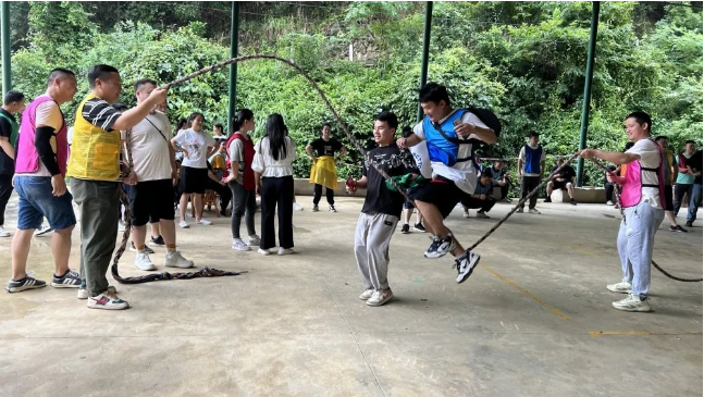 銅仁城交集團九龍地礦投資開(kāi)發(fā)公司組織開(kāi)展戶(hù)外職工趣味運動(dòng)會(huì )