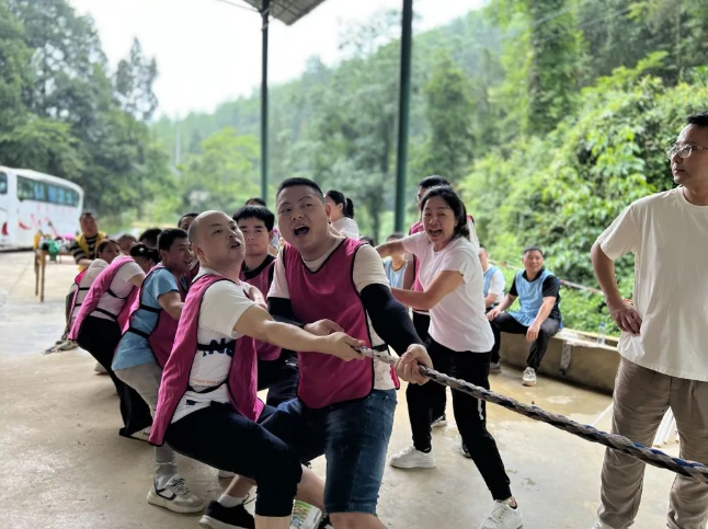 銅仁城交集團九龍地礦投資開(kāi)發(fā)公司組織開(kāi)展戶(hù)外職工趣味運動(dòng)會(huì )